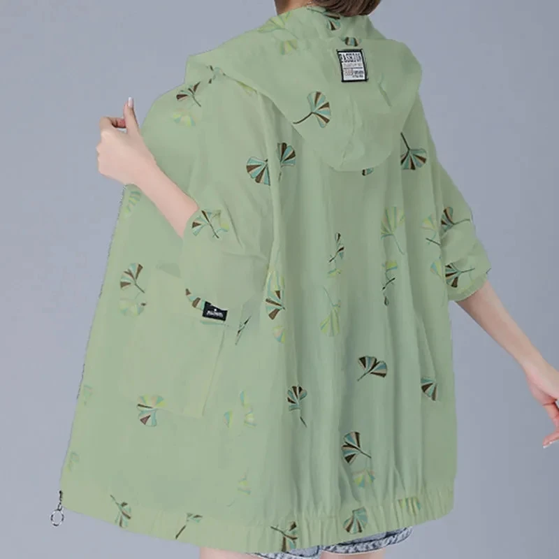 女性のプリント日焼け止め服 2025 新しいルーズフード付き UV 保護夏長袖通気性薄い日焼け止め服