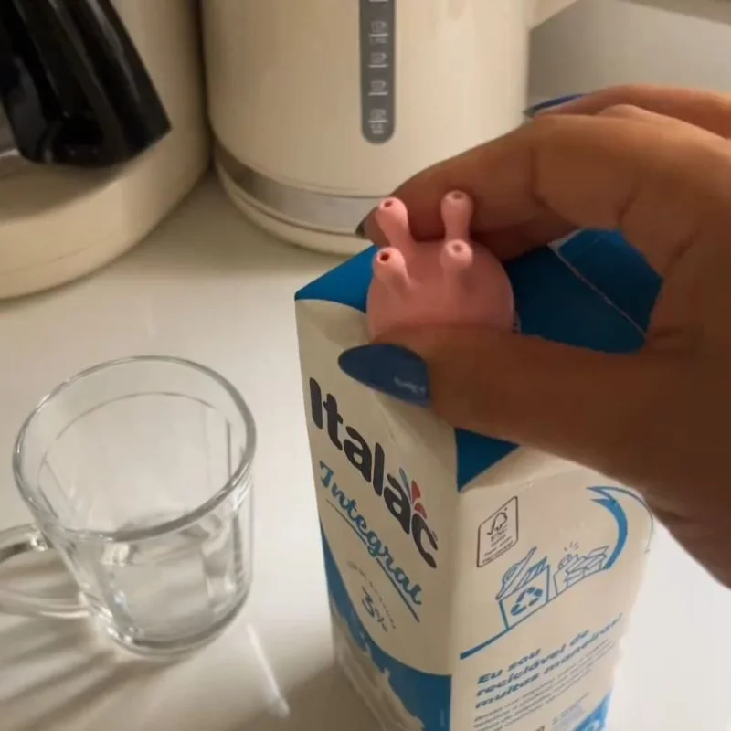 Fun Milk Pouring Funnel Milk Carton Cover Pour Spout Covers Boxed Milk Diverter Milk Bottles for Kitchen Gadget Beverage Cap