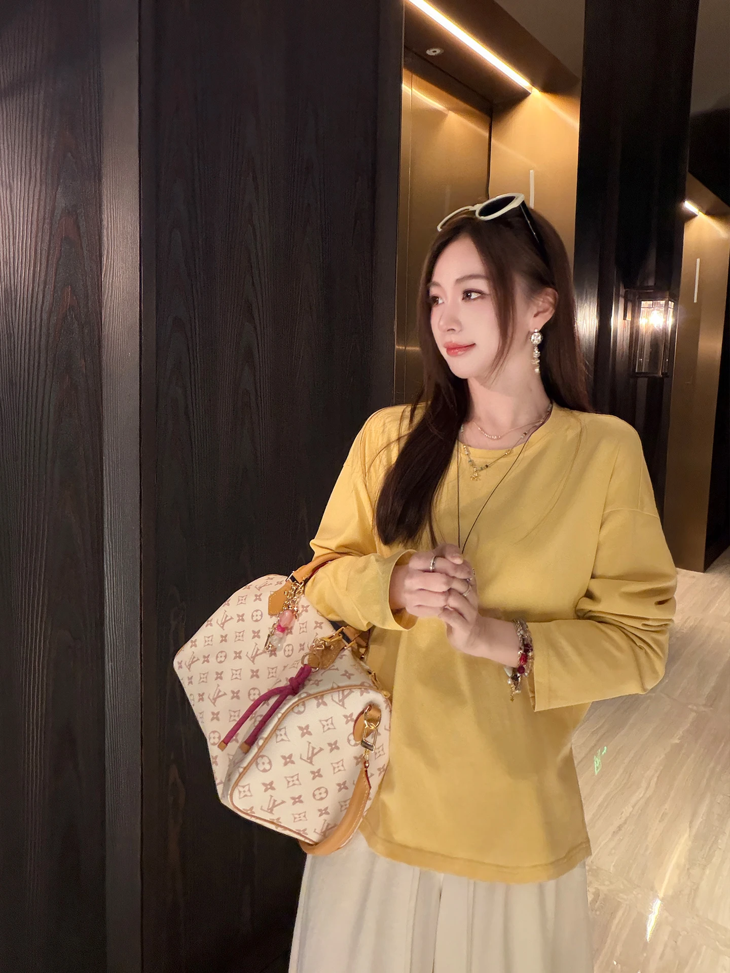 

Желтая футболка свободного кроя из хлопка в классическом стиле от Zhang Sheshi: Весенняя коллекция с принтом в стиле масляной живописи, для женщин, в корейском стиле, для повседневной носки.