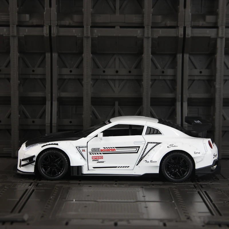 

1:24 Nissan GTR 35, модель автомобиля из сплава с большим хвостом, украшение автомобиля, металлический раллийный гоночный автомобиль имеет имитирующие функции звука и освещения.