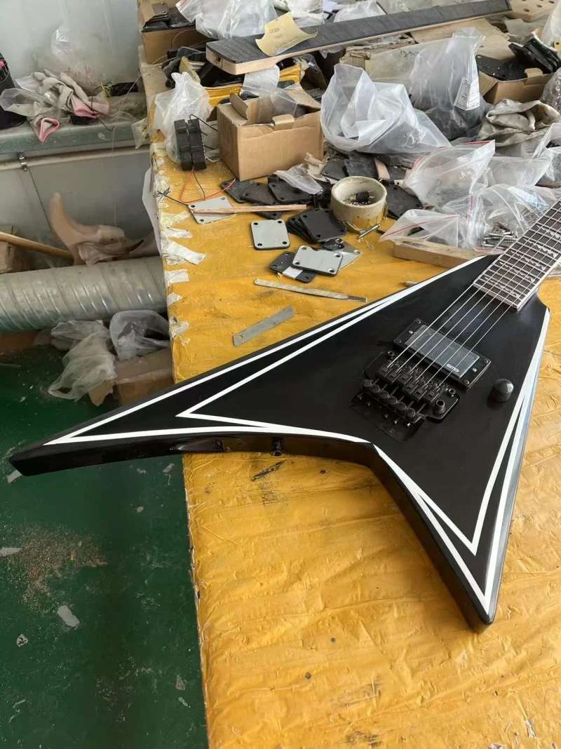 6-string dovetail electric guitar，Black body white strip，Rosewood fingerboard，Black hardware，Floyd rose bridge,Free delivery