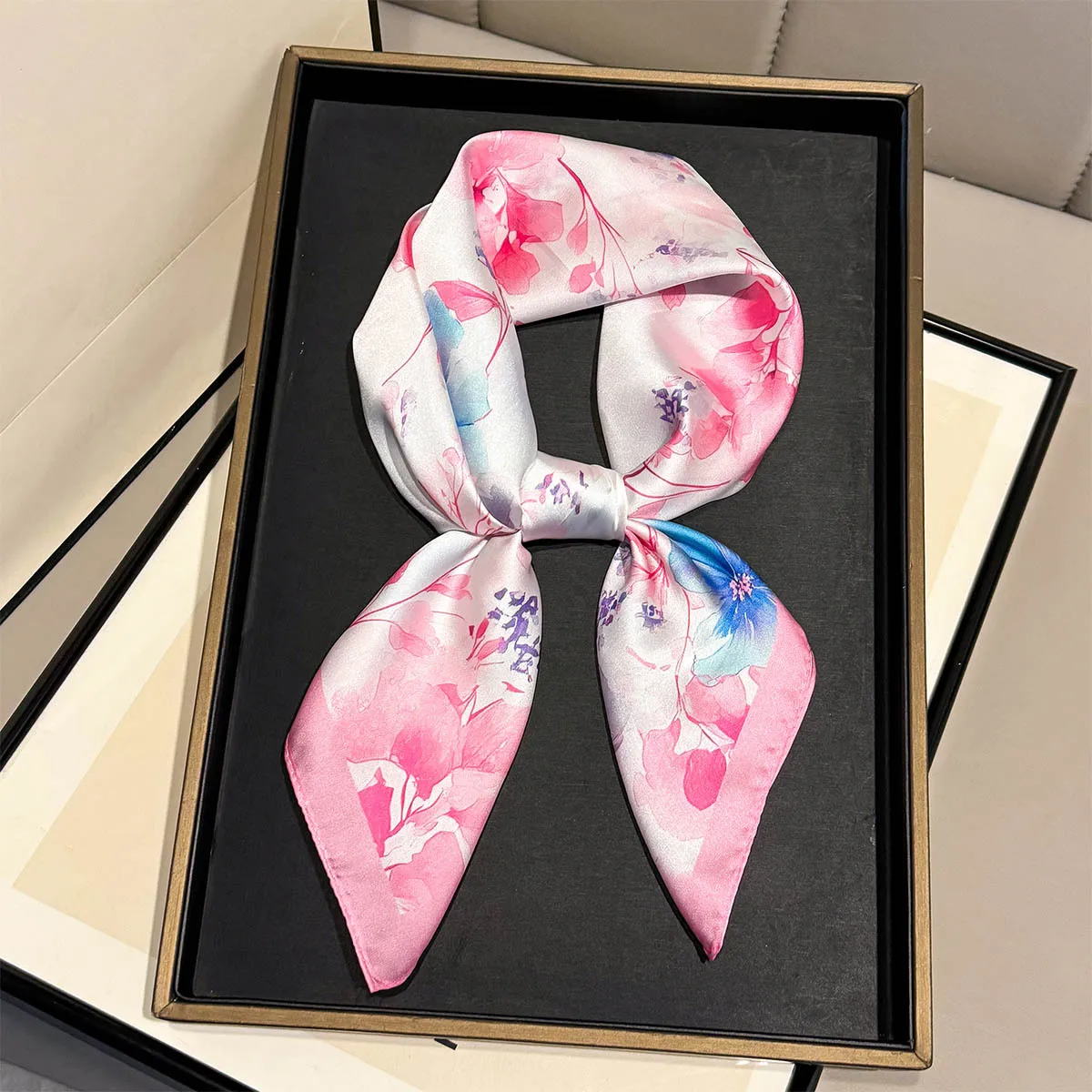 Quadratischer Seidenschal mit Blumenmuster für Damen, geeignet für alle Jahreszeiten, modischer Kopfschmuck, Hijab für Damen, Foulard, Bandana