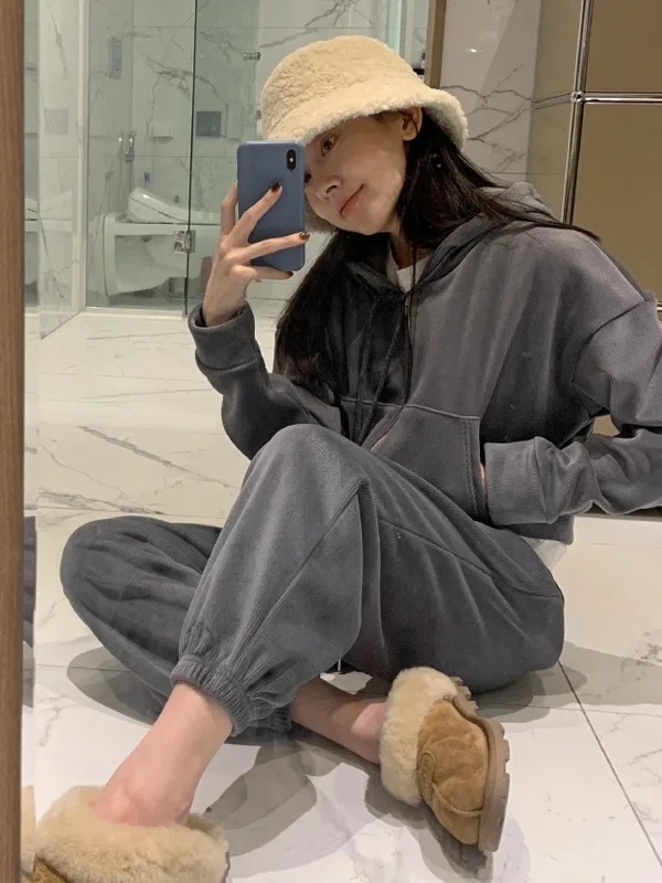 

Женский комплект: утепленная флисовая толстовка с капюшоном и брюки с эластичным поясом, укороченный фасон, повседневный шик