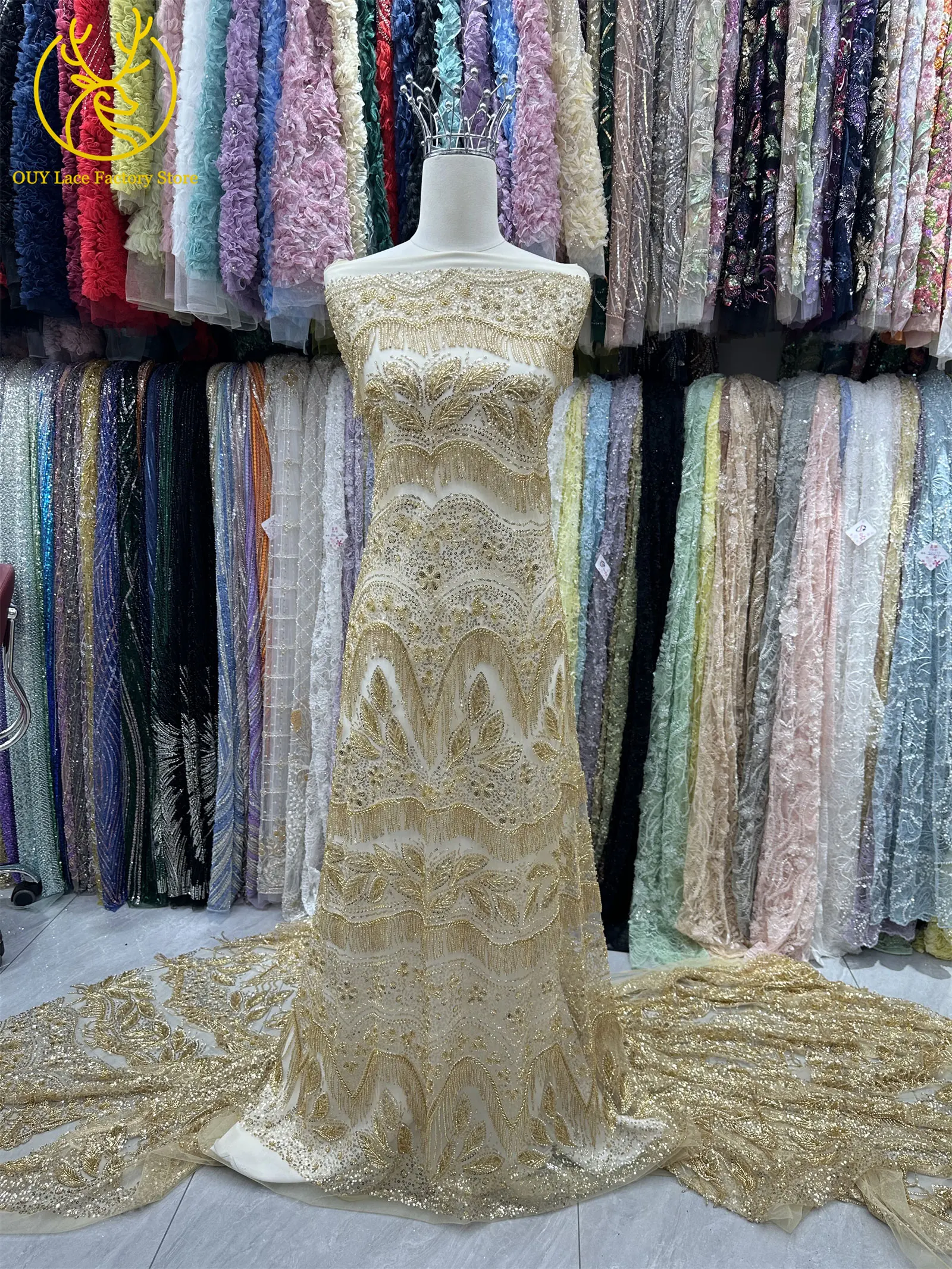 Goldener 3D-Hängeperlen-Spitzenstoff, hochwertiger afrikanischer Spitzenstoff, luxuriöser französischer Tüll mit Pailletten für Hochzeits- und Partykleider – Detail 5