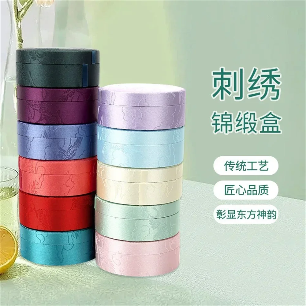 

Advanced Embroidered Bracelet Exquisite Simple Classic Retro Decoration Versatile Round Packaging Exquisite Gift Box