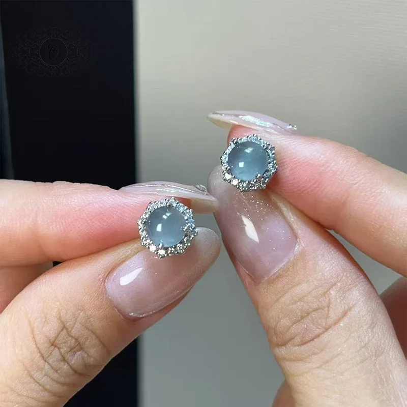 

Роскошные серьги-пусеты из голубого жадеита, с кабошоном и сверкающим циркониевым кругом, идеальный подарок, воплощение изысканной элегантности