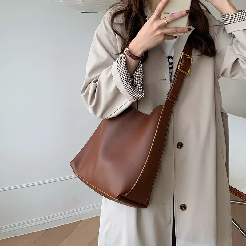 Versatile Large Capacity Tote Bag for Women\'s New Lazy Style Mother and Child Water Bucket Bag Retro Brown One Shoulder Crossbod