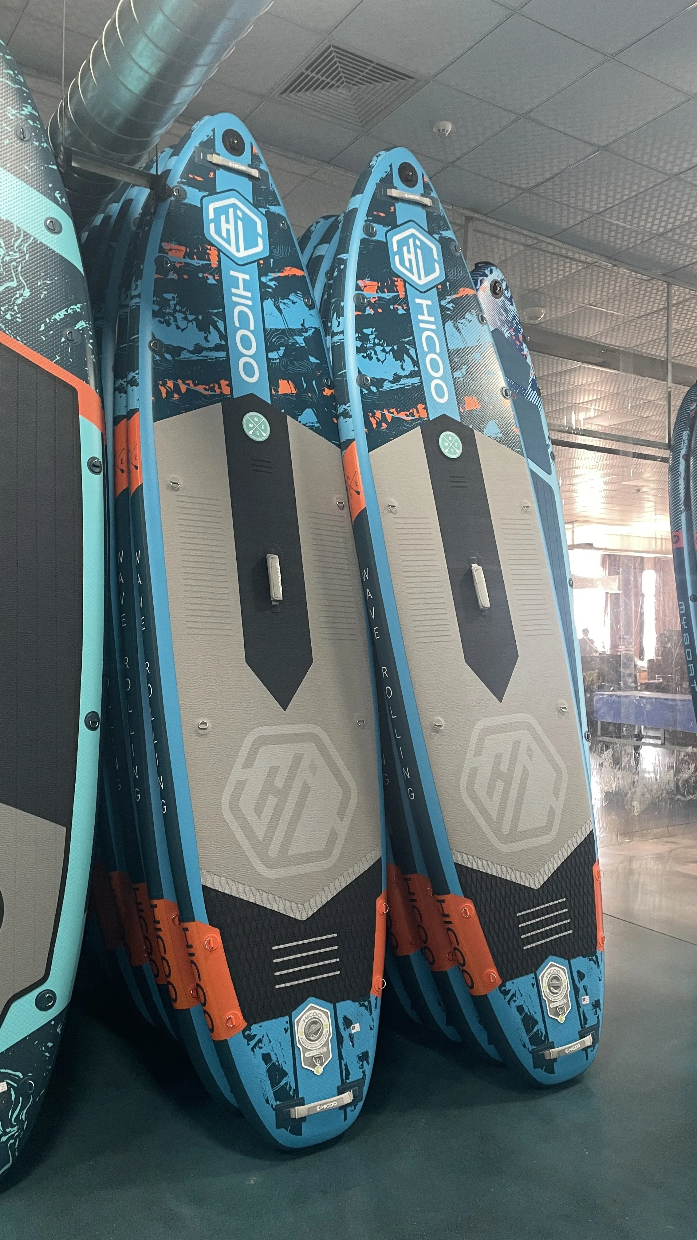Ein aufblasbares Touring Tabal Stand Up Paddle Board mit Sitz