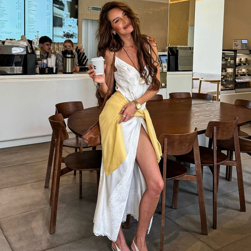 فستان أنيق وعصري للنساء بتصميم جديد لربيع 2026، مصنوع من الساتان والدانتيل مع حمالات وشق جانبي