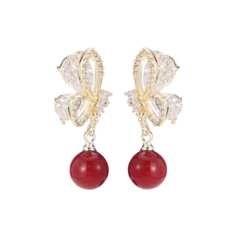 أقراط أنيقة وفريدة من نوعها تشبه الجنية للغاية: مجموعة زركون فائقة الوميض مع أقراط فراشة من اللؤلؤ الأحمر الرقيق والصغير