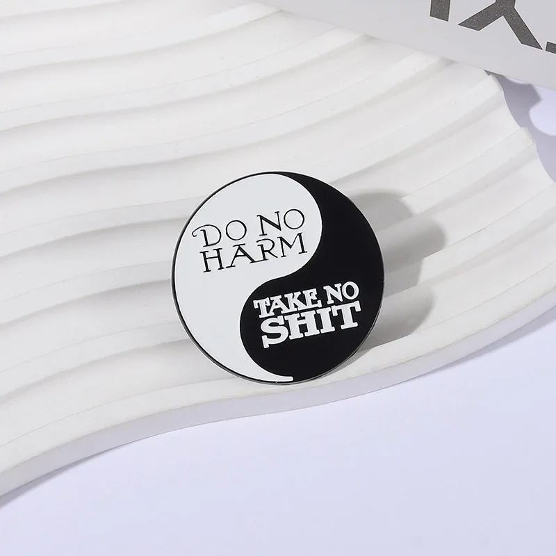 Spilla modello Tai Chi Bagua in bianco e nero, creativa, versatile, con stemma rotondo, lettere parodia, distintivo in metallo, accessori per zaino superiore