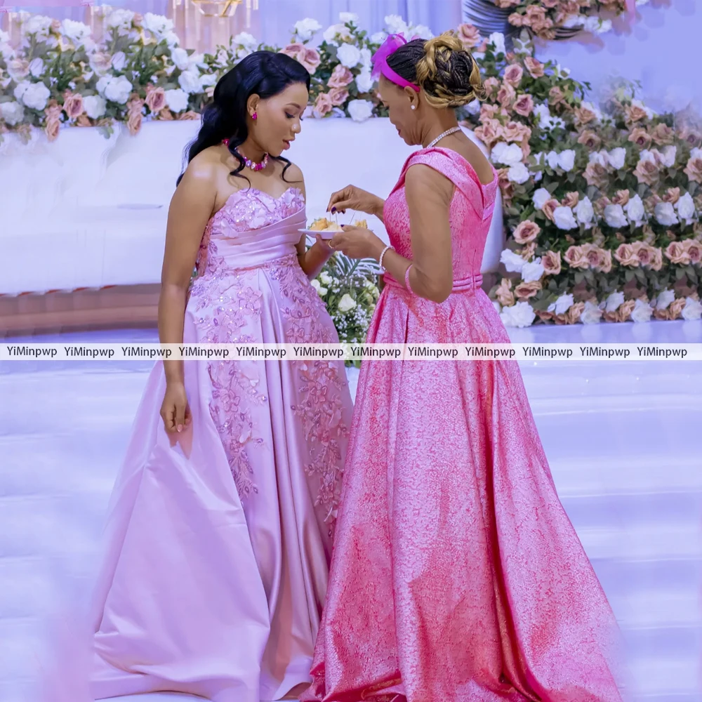 Różowe satynowe sukienki na studniówkę w kształcie litery A 2025 dla czarnoskórych dziewcząt, aplikacje, gorset, bez ramiączek, kwiaty, suknia wieczorowa na przyjęcie urodzinowe, szyta na miarę.