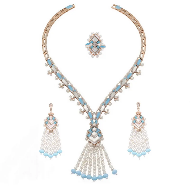 parure-de-bijoux-de-soiree-style-collection-de-createur-avec-anneaux-boucles-d'oreilles-et-collier-incrustations-de-zircon-cubique-nacre-turquoise-perles-et-pompons