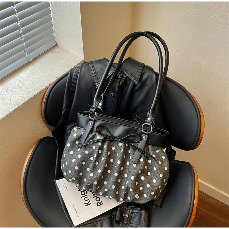 Koreanische Polka-Dot-Schleifenknoten-Patchwork-Hobo-Unterarmtasche, Damenhandtasche, vielseitige leichte Pendler-Tragetasche, lässig-schicke Tasche – Detail 12