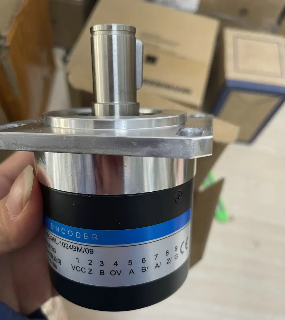 R62S-15C05L-1024BM/09 جهاز تشفير دوار بعمود شفة مربع #1