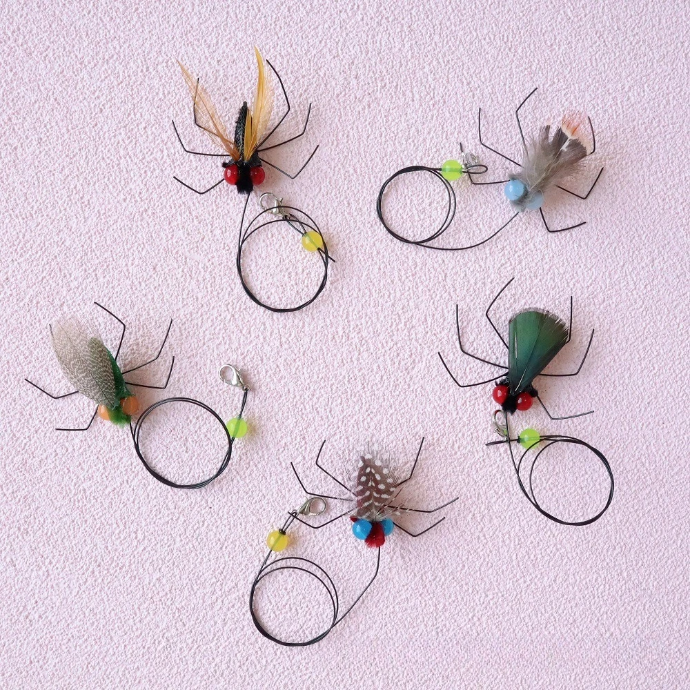 2 Stück Zufällige Farbe Simulierte Kleine Fliegende Insekten Ersatzteile für Katzenspielzeug Kätzchen-Federspielzeug Haustierzubehör