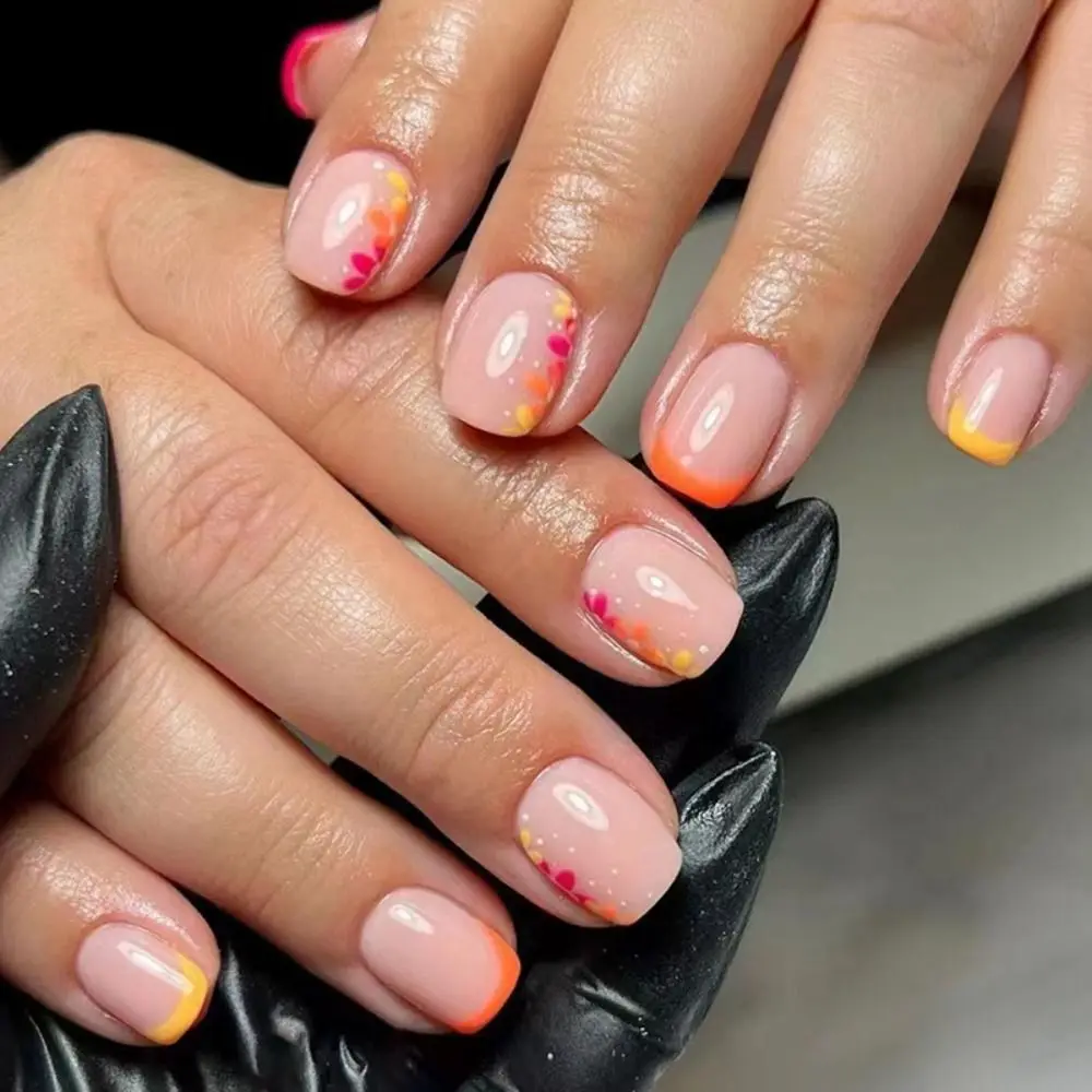 取り外し可能なショートラウンド付け爪グリッターシルバーフレンチ付け爪秋の花オーロラスライスネイルチップサロン用