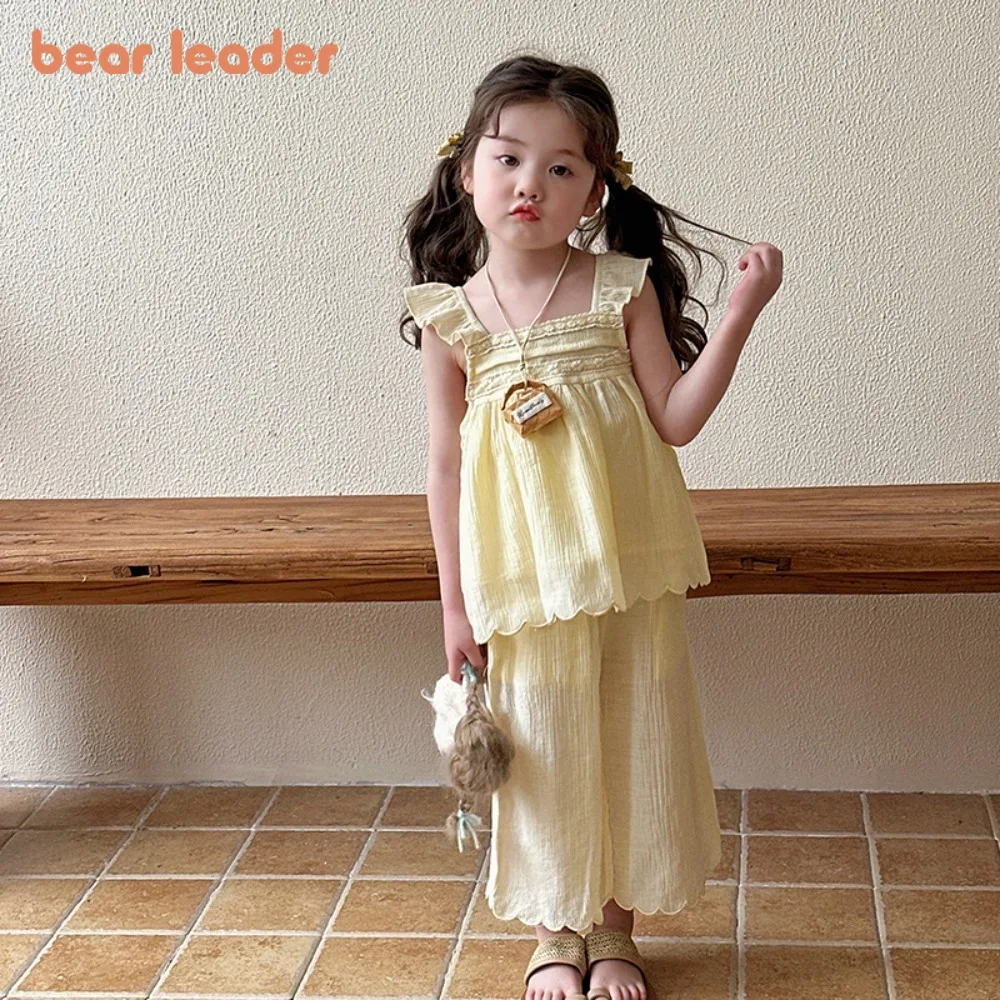 

Bear Leader, корейская версия, однотонная одежда для девочек, новый летний элегантный топ с милым ремешком + брюки, комплект из 2 предметов, модная повседневная детская одежда