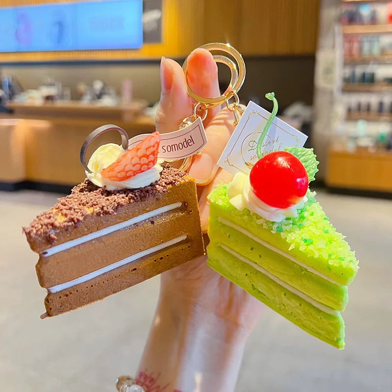 Llavero de simulación de pastel triangular de mousse en capas, colgante suave de postre de fresa y chocolate, amuleto para bolso, coche o llavero