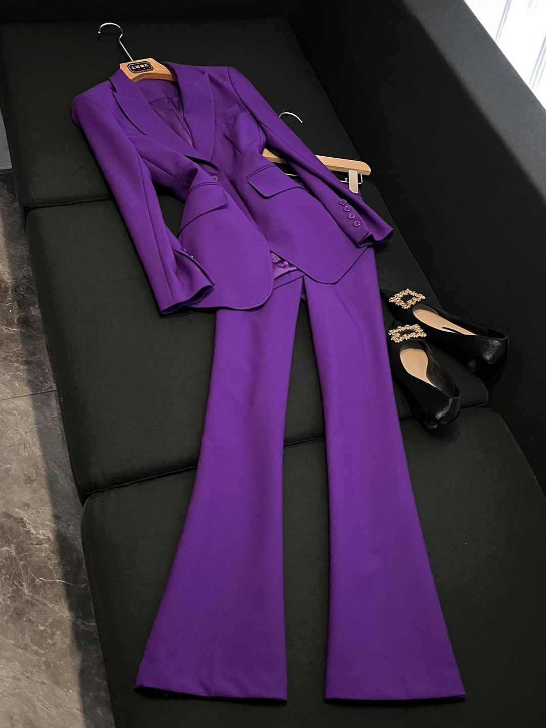 

Модный фиолетовый расклешенный брючный костюм, женский комплект из двух предметов, зима 2025, Новое поступление, полиэстер, материал B85