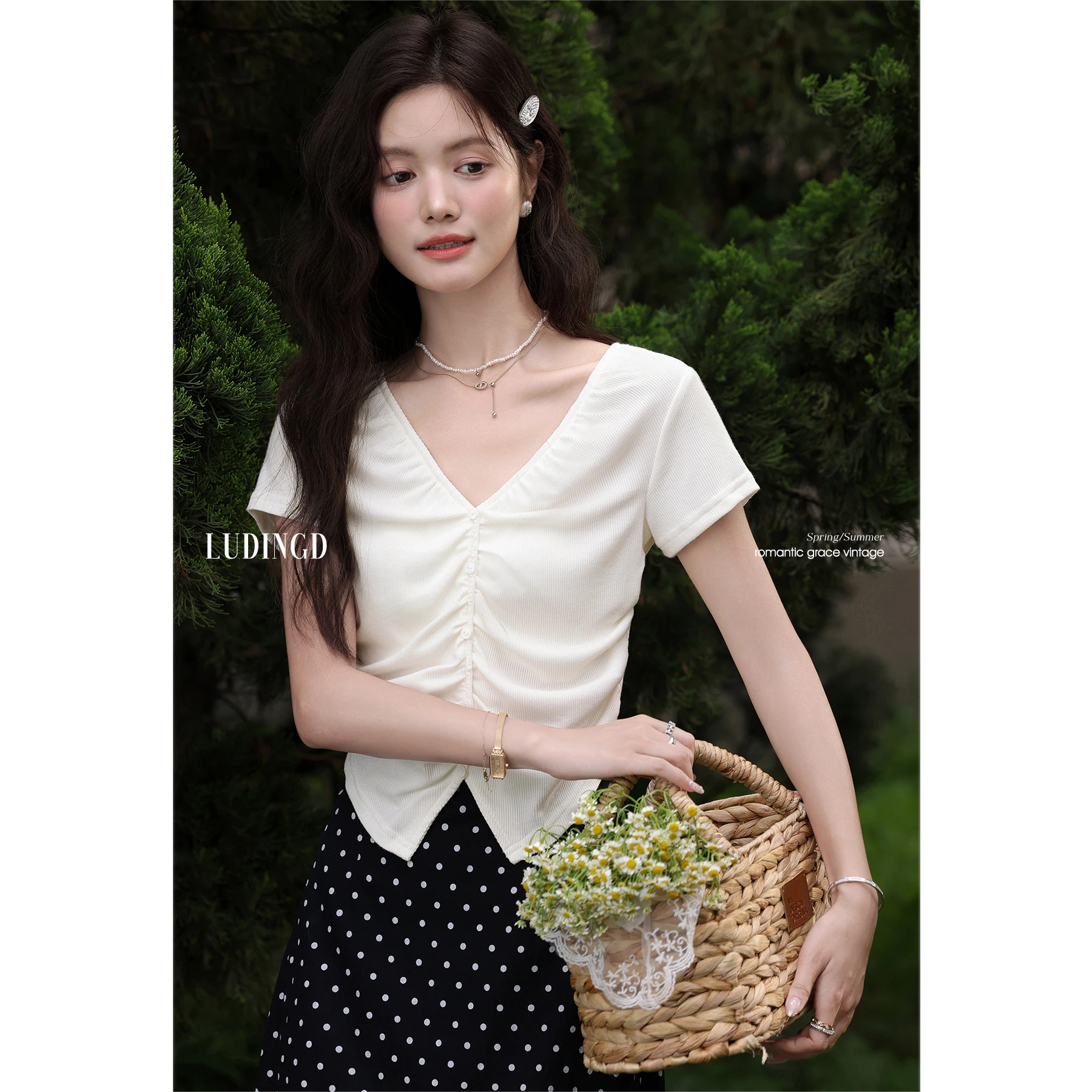 ALXNAN Plus Size Wit T-shirt met V-hals Elegant Casual Geplooid Slim-fit T-shirt 2025, Zomer Kantoor Dame Korte Mouw Tops D11372