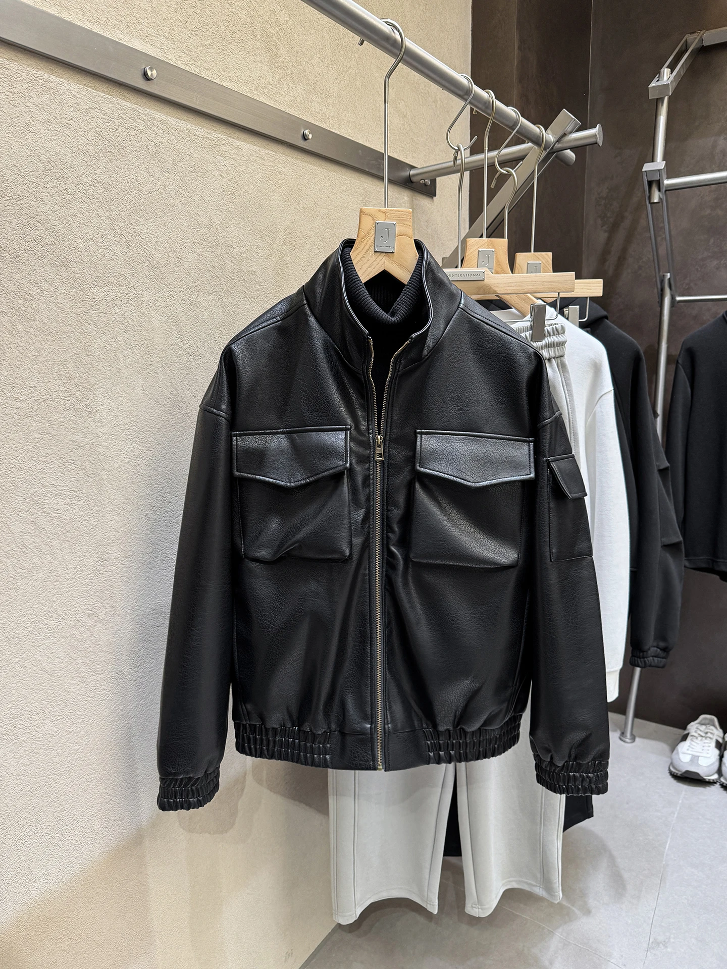 

Faionable Urban Men's Leather Jaet with Brass Zipper Workwear Sle Loose Fit Long Sve Stand Collar Casual Outerwear