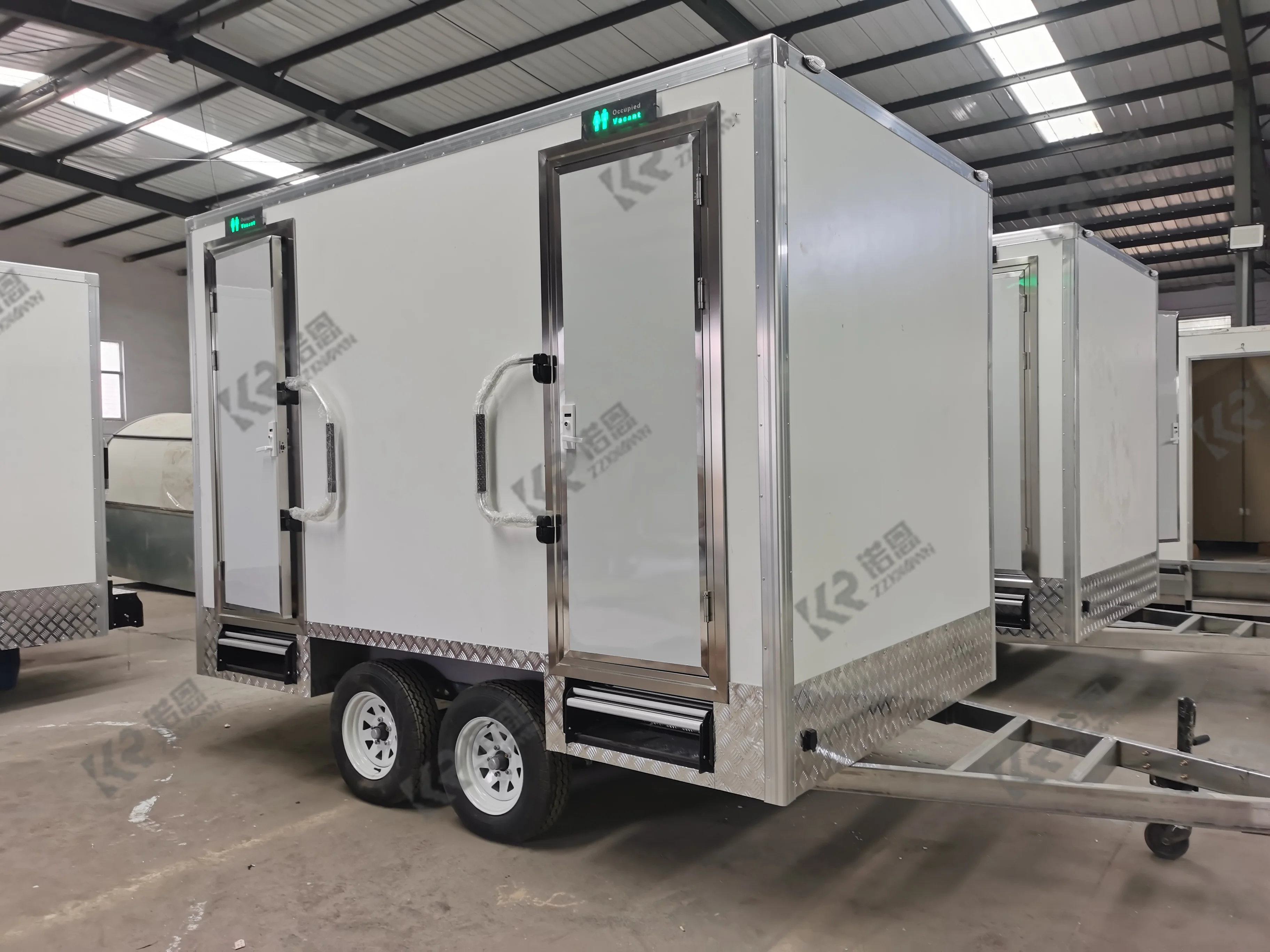 2/4 Stall Portable Restroom Trailer with Shower Public Toilet Portable Trailer Toilet Bathroom Trailer with Shower