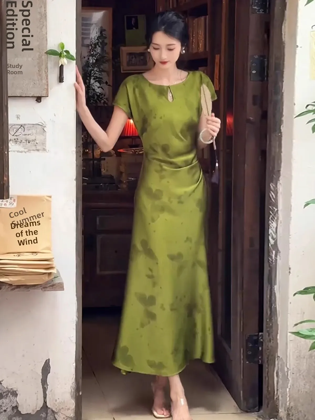 ชุดกี่เพ้าลายดอกไม้ผ้าซาตินสไตล์จีน ทรงเอ กระโปรงยาวปานกลาง เอวสูง ช่วยพรางหุ่น ดีไซน์เฉพาะตัว สำหรับฤดูร้อน