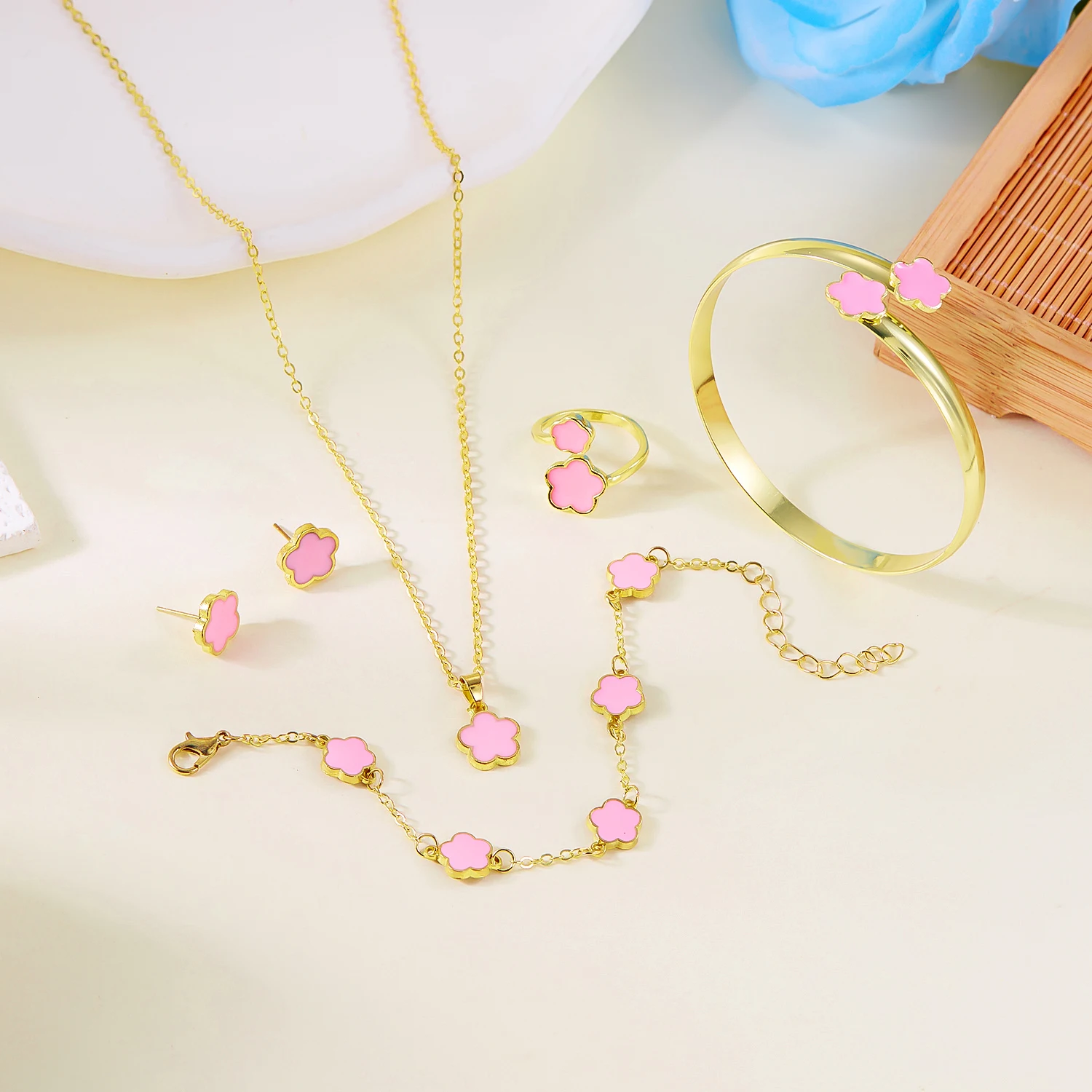 Zartes Blumenmuster Fünfblättriges Kleeblatt Armband-Halsketten-Set für Damen, Modisches Metall-Ohrring-Ring-Set, Party-Schmuck-Accessoire – Detail 3