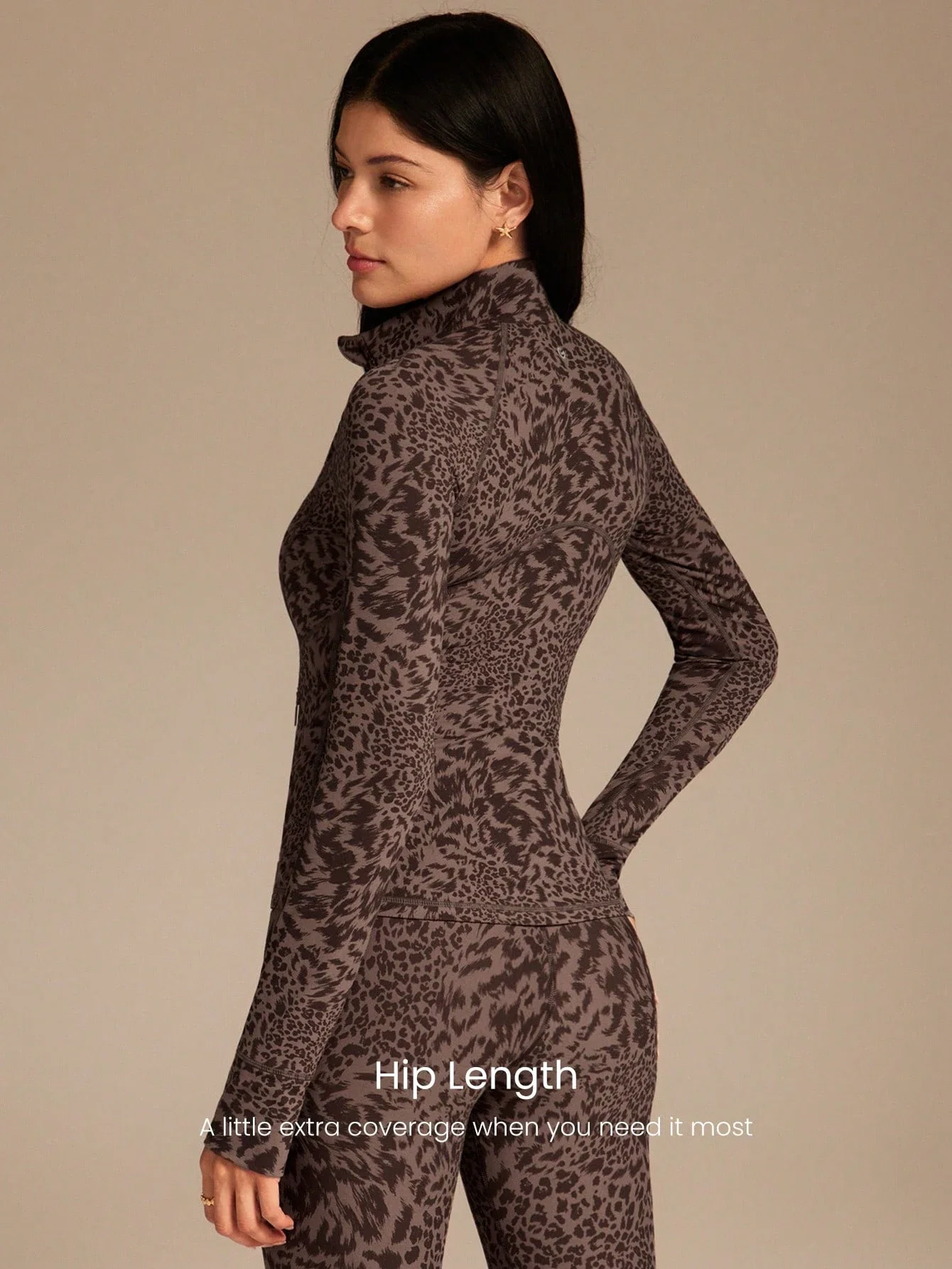 

Куртка с леопардовым принтом, облегающего кроя, на молнии, с длинными рукавами, отверстиями для больших пальцев и надежными карманами для занятий йогой и пилатесом.