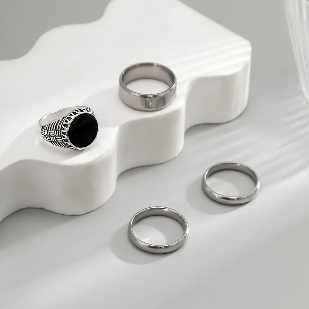 4-teiliges Ringset in Silberfarbe für Herren, mit schwarzem Stein, Siegelring und polierten Ringbändern, minimalistischer geometrischer Schmuck, Vintage-Partygeschenk – Detail 6