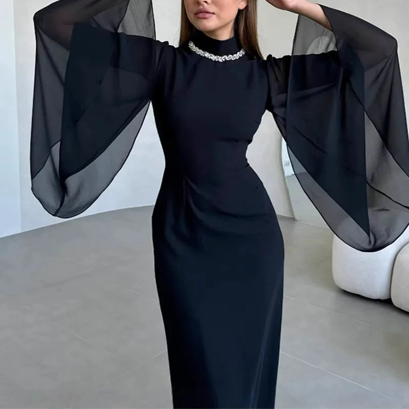 Czarna, codzienna, dopasowana sukienka wieczorowa damska, elegancka, z półgolfem, w stylu boho, długa sukienka jesienna z siateczkowymi rękawami typu flare.