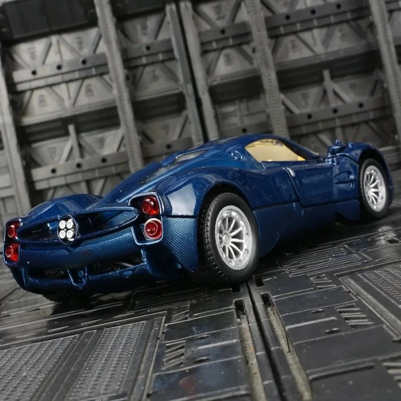 Voor 1:32 Pagani Utopia legering model auto ornamenten akoestisch-optische pull back kinderen speelgoed deuren kan worden geopend als verjaardagscadeautjes