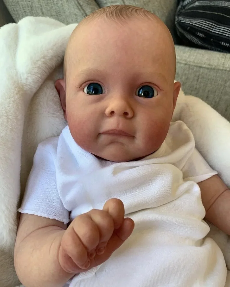 60 cm Maggie blauwe ogen zacht katoenen lichaam herboren pop handgeschilderd haar witte korte mouwen jumpsuit handgemaakte pop van hoge kwaliteit