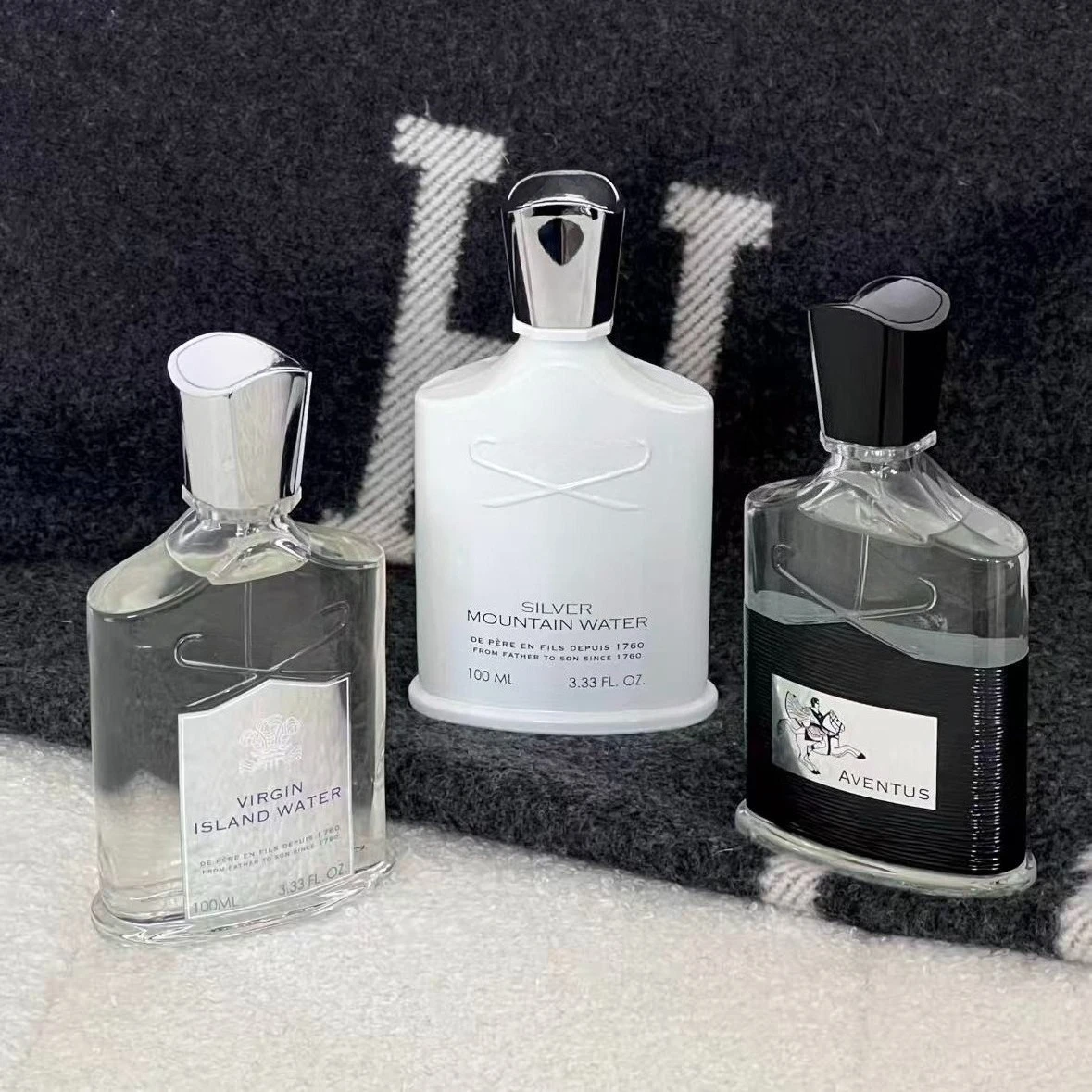 100ML 럭셔리 향수 우디와 프루티 노트가 어우러져 완벽하게 균형 잡힌 스모키 향이 살짝 섞여 모든 상황에 적합