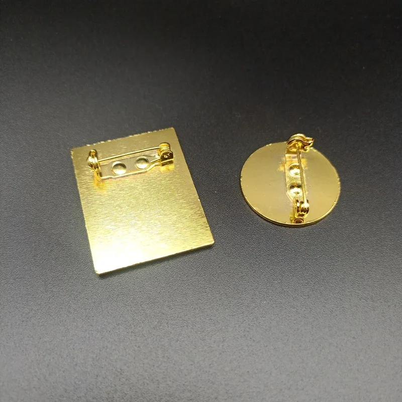 Le bizzarre avventure di JoJo Kujo Jotaro Berretto cosplay Cappello con distintivo in metallo unisex per adulti