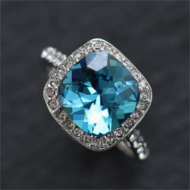 Triangular zirconia women's romantic proposal light luxury ring design, personalized elegant trend personalized jewelry