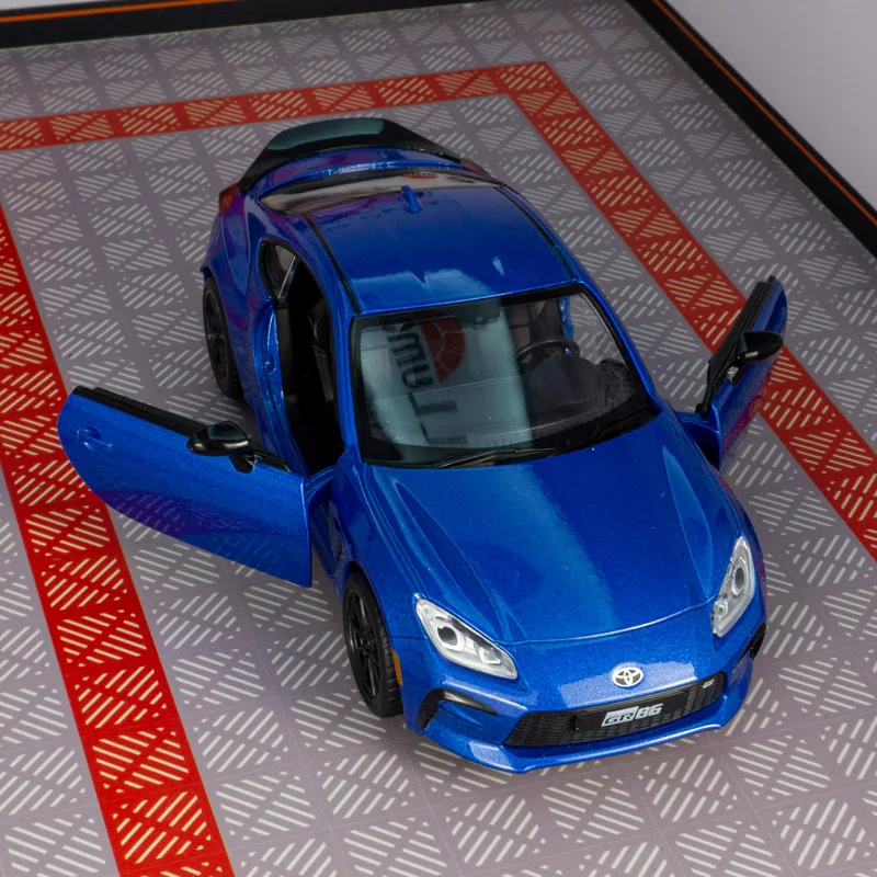 As portas modelo de carro em liga Toyota GR86 1:28 podem ser abertas tem funções de som e iluminação simuladas, detalhes ricos, acabamento fino