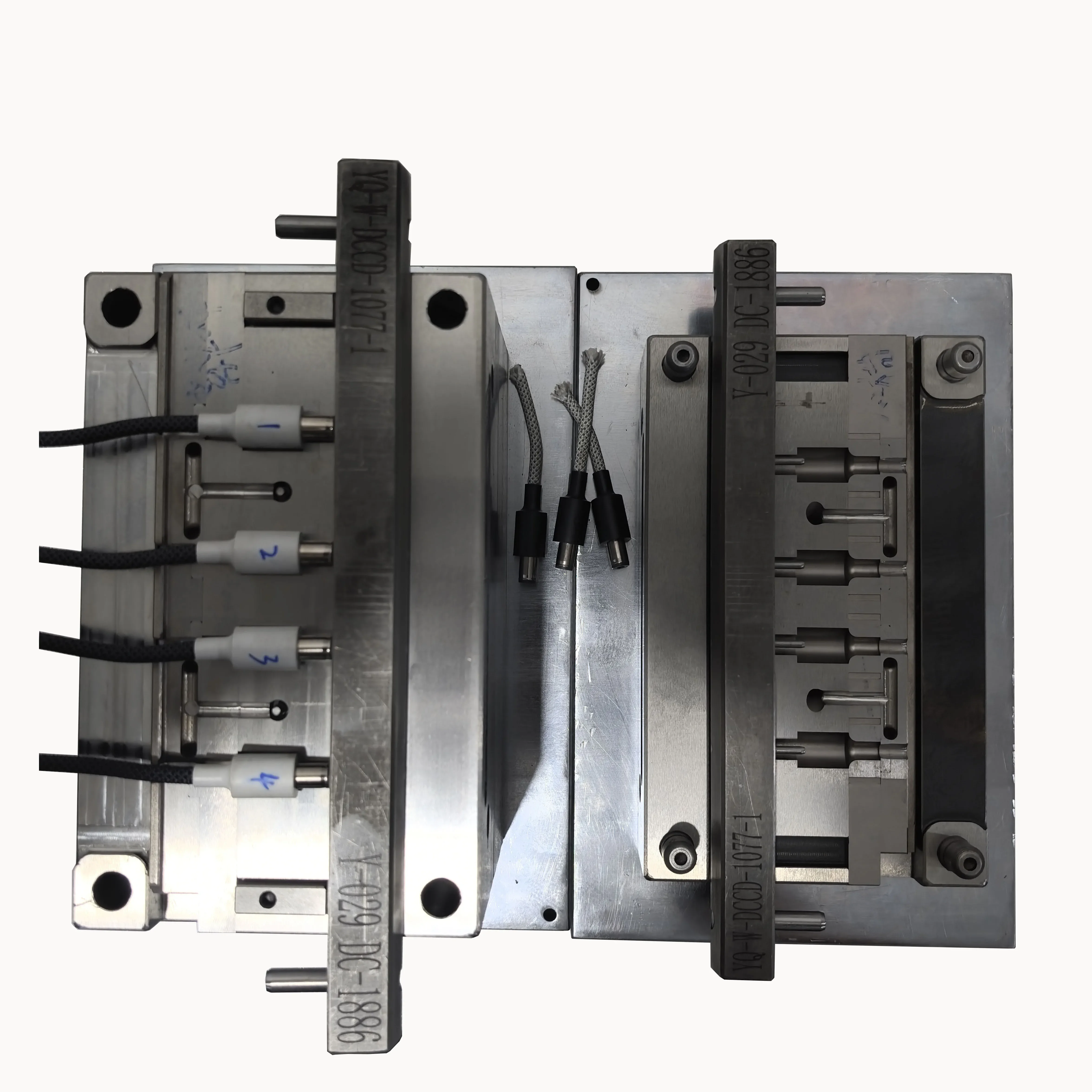 

5.5 Plug mold Power cord adapter Polished plastic mold ABS PVC Household numerical control machine tool Steel runner C