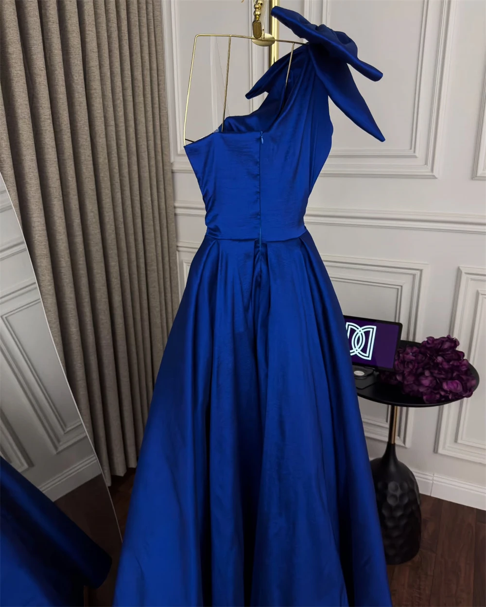 Классические синие атласные платья для выпускного вечера без рукавов на одно плечо по индивидуальному заказу Элегантные платья трапециевидной формы длиной до пола с бантом и рюшами для особых случаев