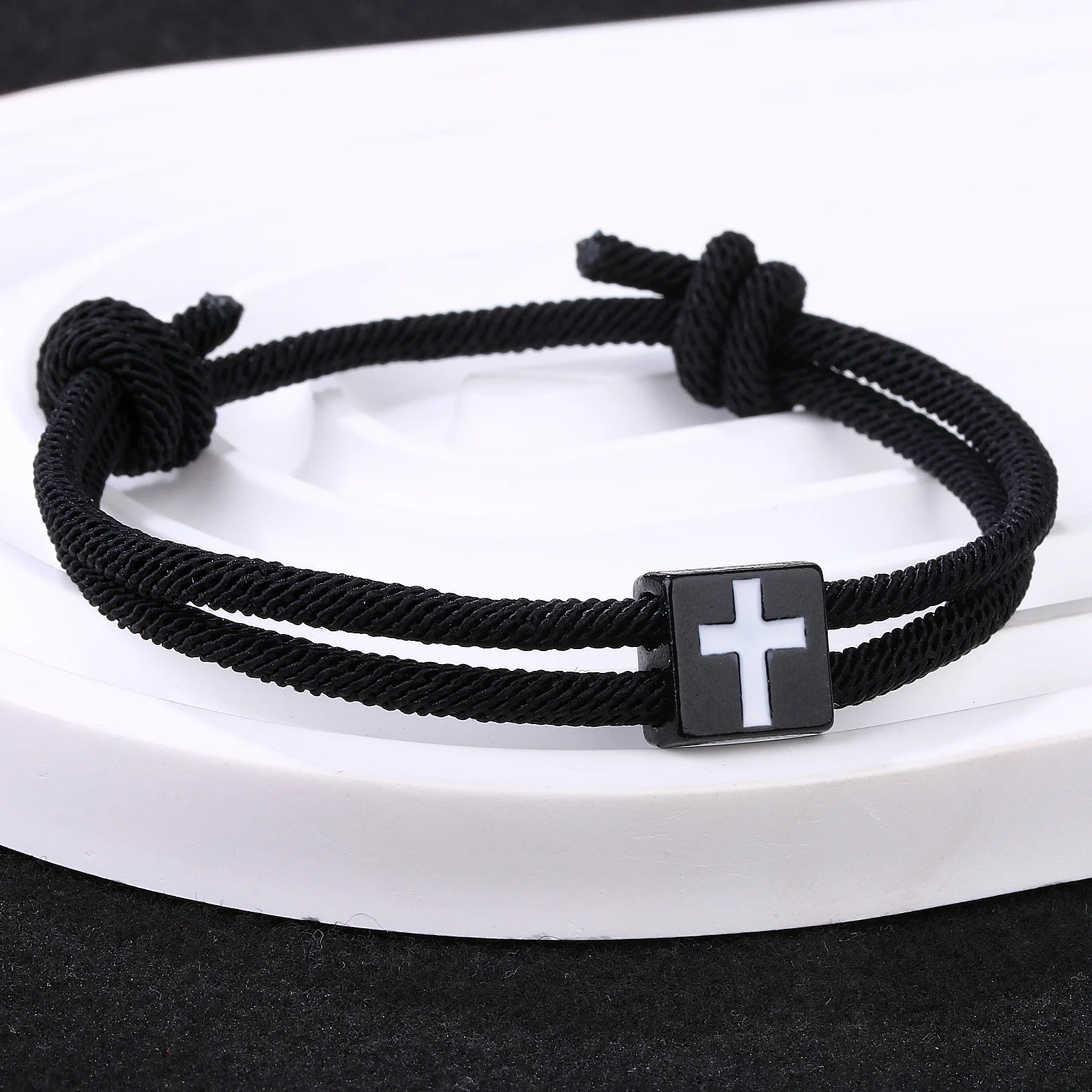 الصليب سوار للزوجين 2025 سحر الموضة أبيض أسود زوجين سبيكة أساور الصداقة مجوهرات هدية عيد الحب لها