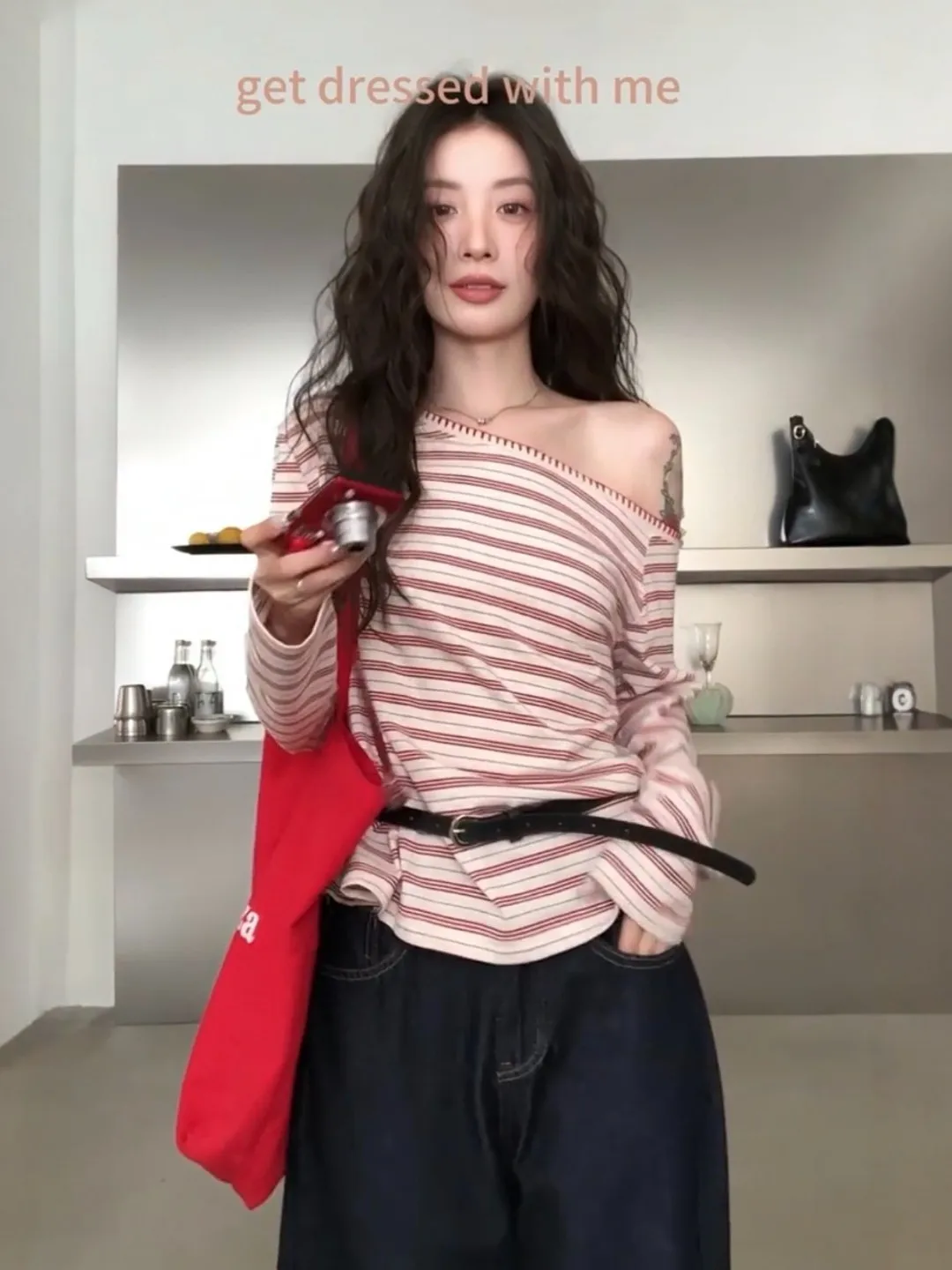 

Ретро-корейская красная полосатая футболка с длинным рукавом и открытыми плечами, женская весенняя приталенная футболка с завышенной талией в стиле Spicy Girl