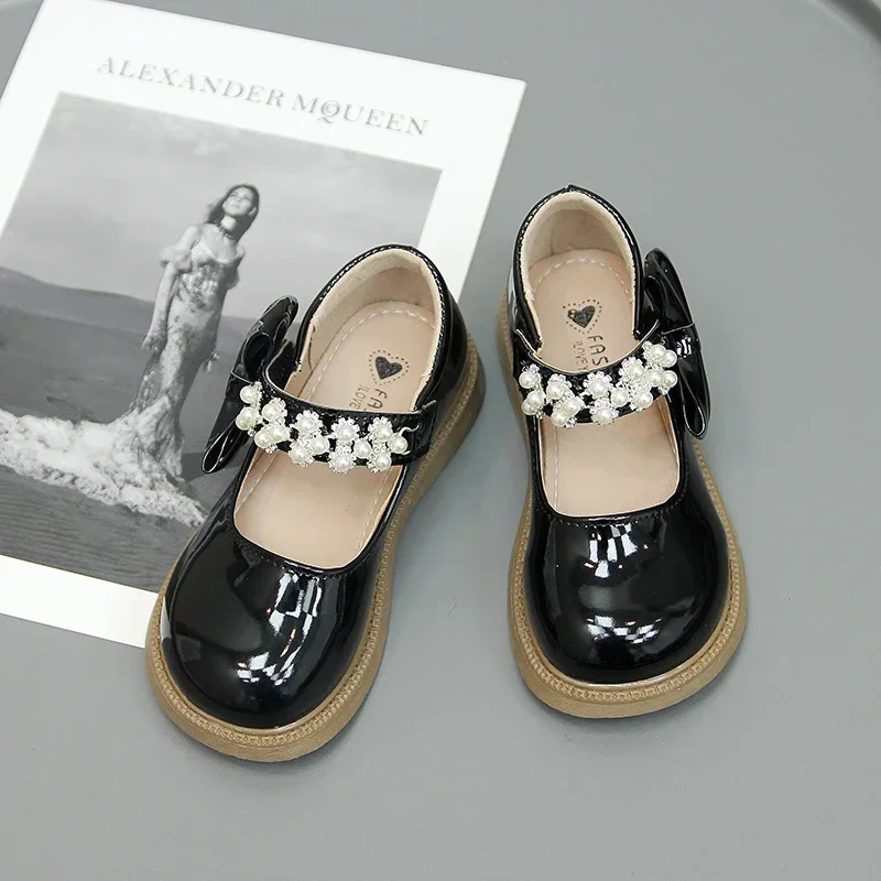 Girls Leather Shoes Children Fashion Bow with Pearls Chic Princess Glossy Kids Versatile Shallow Loafers for Party Wedding 2024