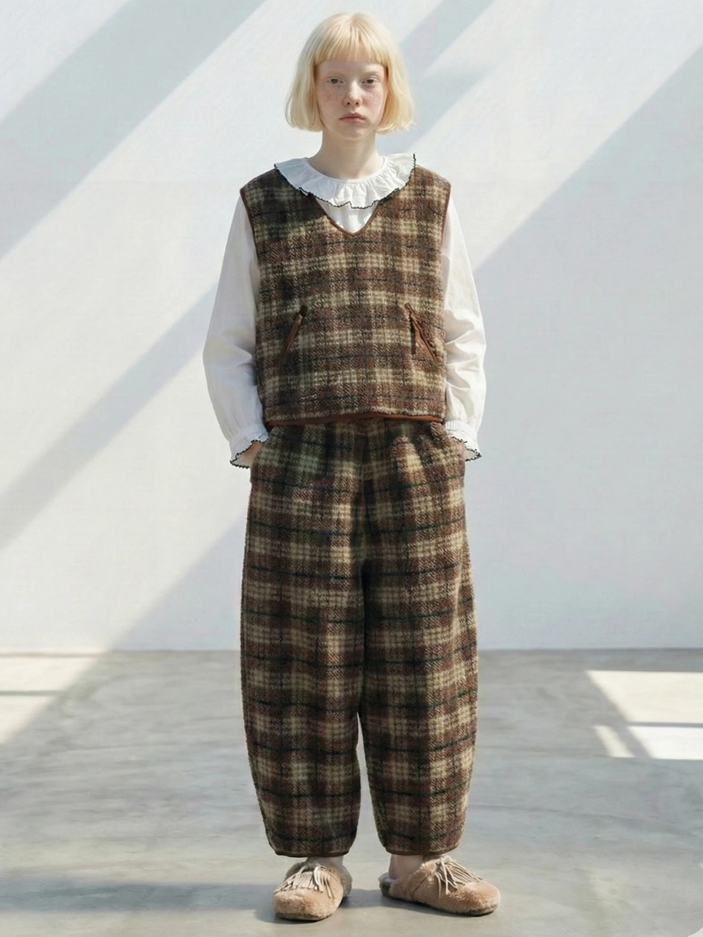 imakokoni 2025 Pantaloni scozzesi vintage da donna invernali Pantaloni carota in lana di agnello Pantaloni versatili letterari casual 255321