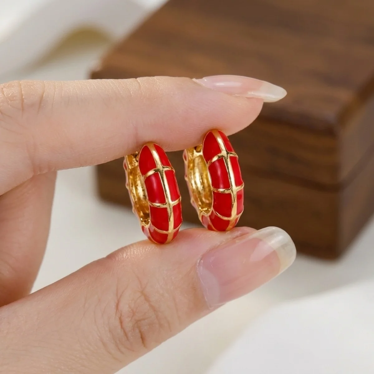 Minimalistische bunte Emaille-Streifen-Ohrstecker für Damen und Herren, trendige geometrische runde Creolen, Alltags- und Partyschmuck – Detail 31