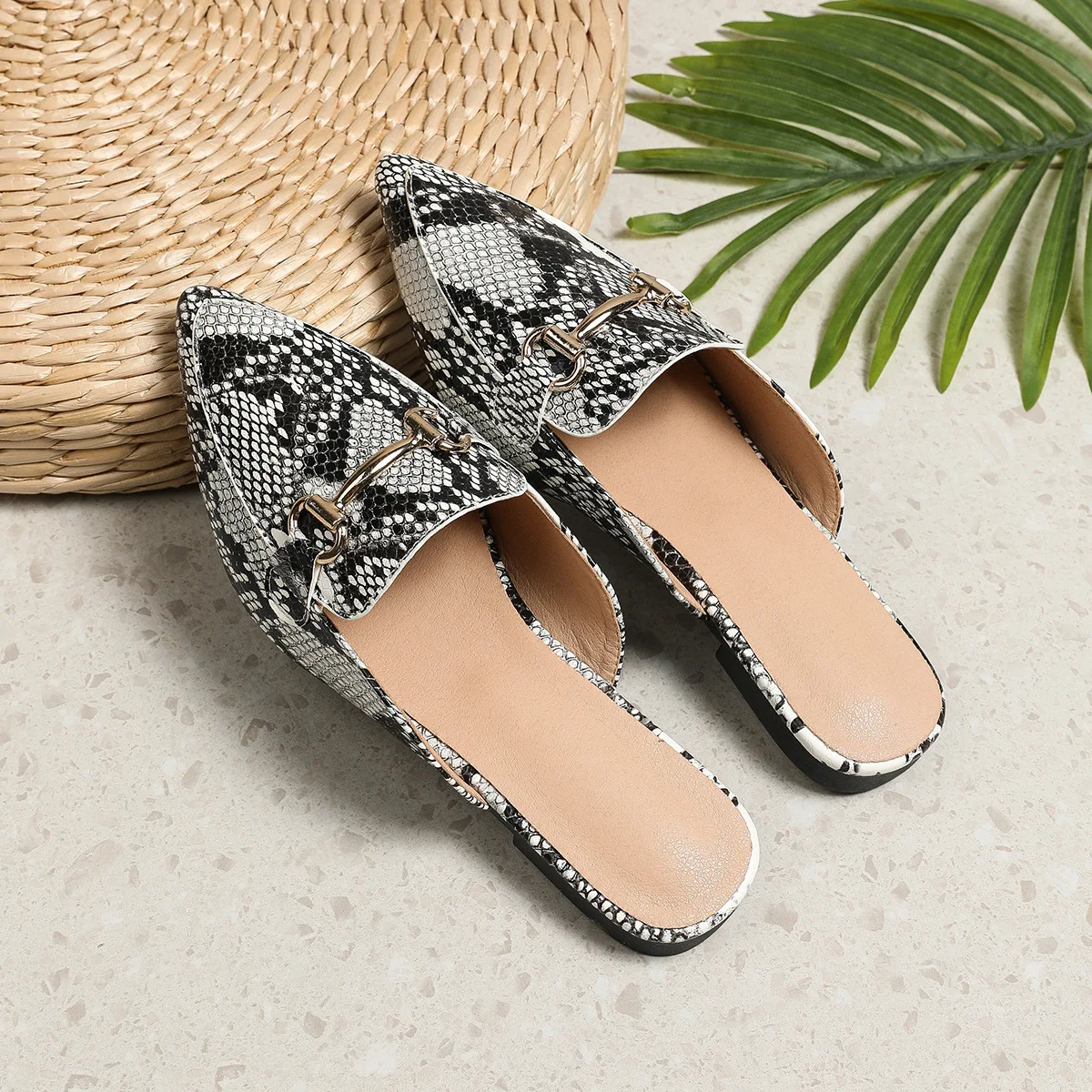 Scarpe singole da donna di alta qualità di nuova moda stampa serpente pantofole piatte a punta Muller copri metà Silppers XQ1215-4