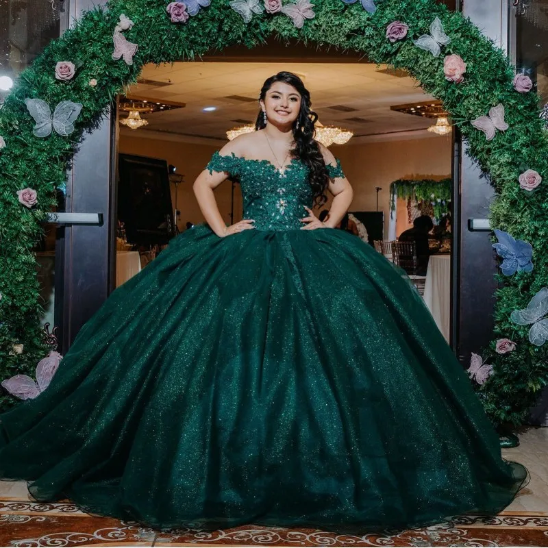 Lorencia-vestido De quinceañera verde esmeralda brillante con hombros descubiertos, vestido De baile De encaje con apliques De cuentas, 15 Años, YQD3