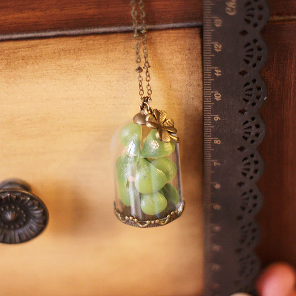 

1Pcs Plastic Clover Pendant Necklace Fine Craftsmanship Chic Women's Jewelry Ideal for Travel Party Festival Gift Vintage Flower