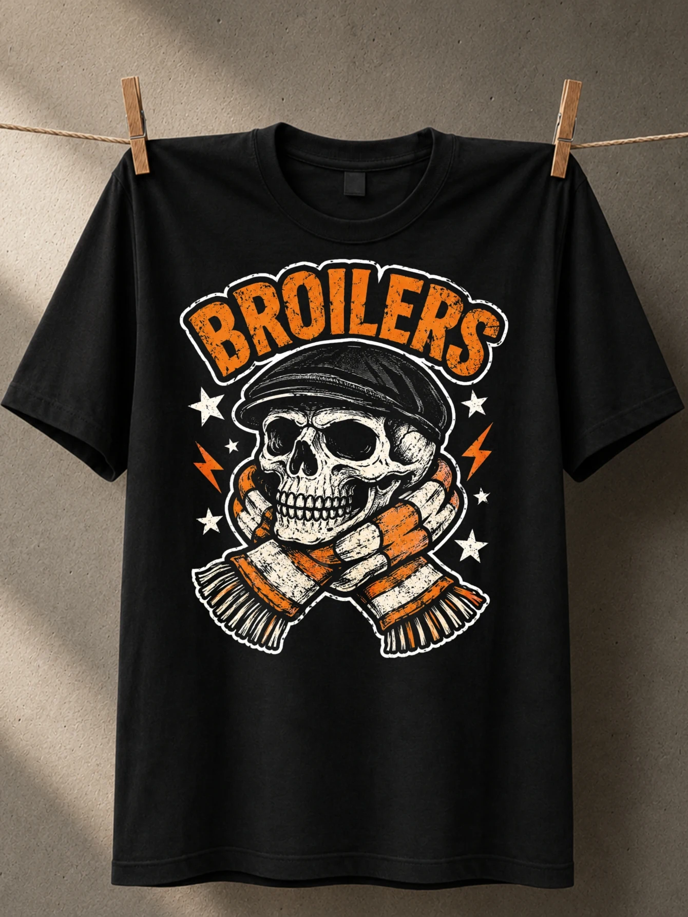 T-shirt unisexe avec motif orange style BROILERS, écharpe, éclairs et détails étoiles, graphisme audacieux pour supporters