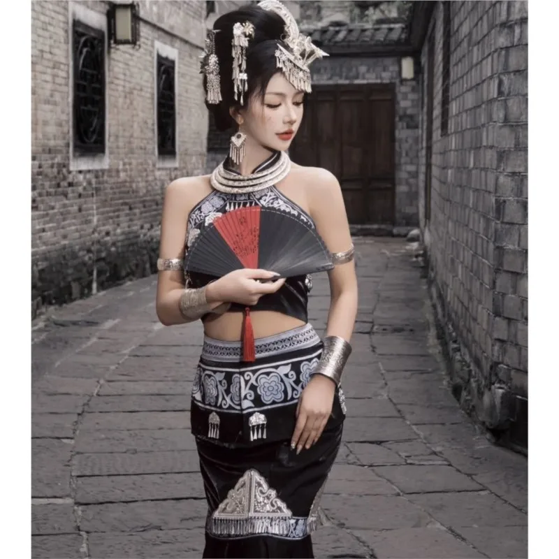 Nieuwe lange jurk etnische minderheidsset kenmerken reisfotografie